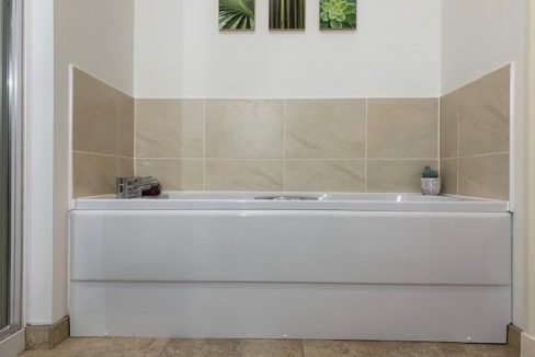 Bedroom 1 en-suite b